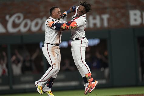 Arcia delivers winning hit in 9th, Braves beat Padres 7-6